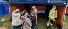 Uczestnicy Akademii OLiOC podczas prelekcji strażaków na imprezie „Balonove Świętokrzyskie”.