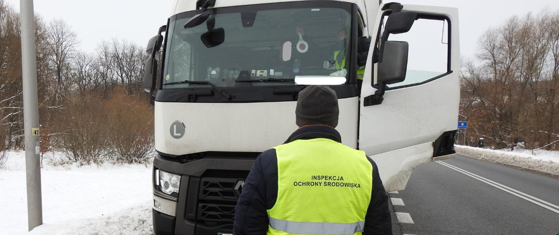 Inspektor Wojewódzkiego Inspektoratu Ochrony Środowiska w Opolu podczas akcji nielegalne odpady 