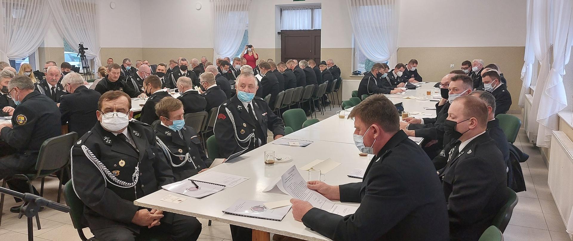 Zdjęcie przedstawia siedzących przy stołach uczestników V Zjazdu Zarządu Oddziału Powiatowego Związku Ochotniczych Straży Pożarnych RP w Brodnicy