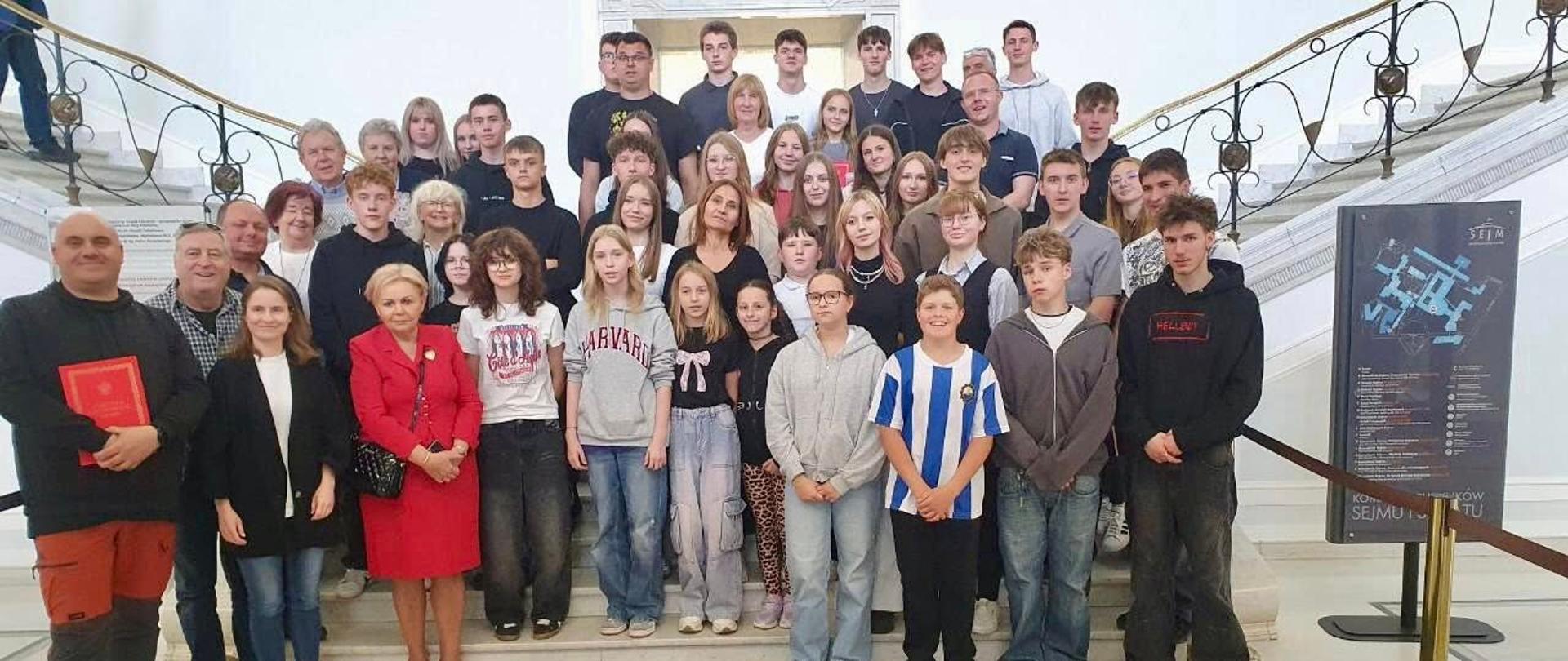 Grupa mieleckich uczniów w towarzystwie opiekunów i posłanki Krystyny Skowrońskiej podczas wizyty w Sejmie RP