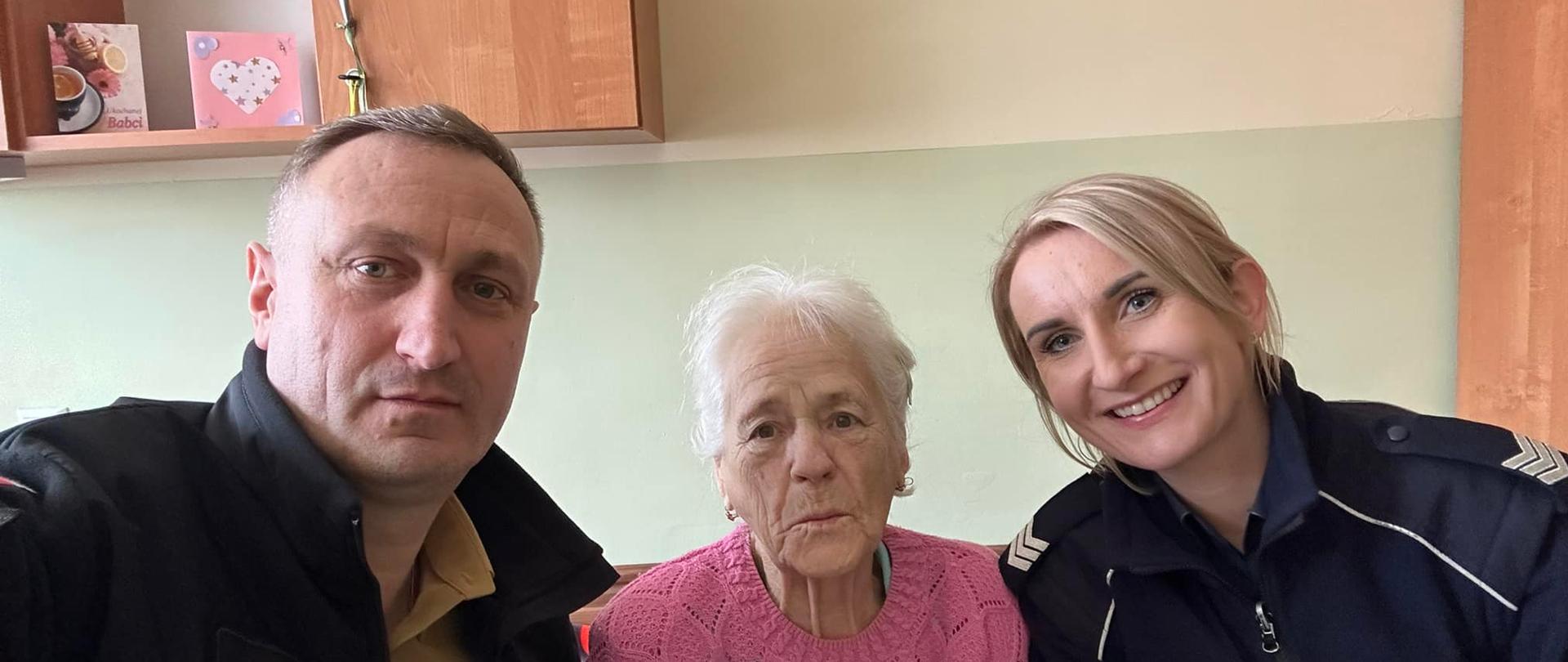 Na zdjęciu znajduje się strażak, policjantka oraz kobieta pensjonariuszka DPS