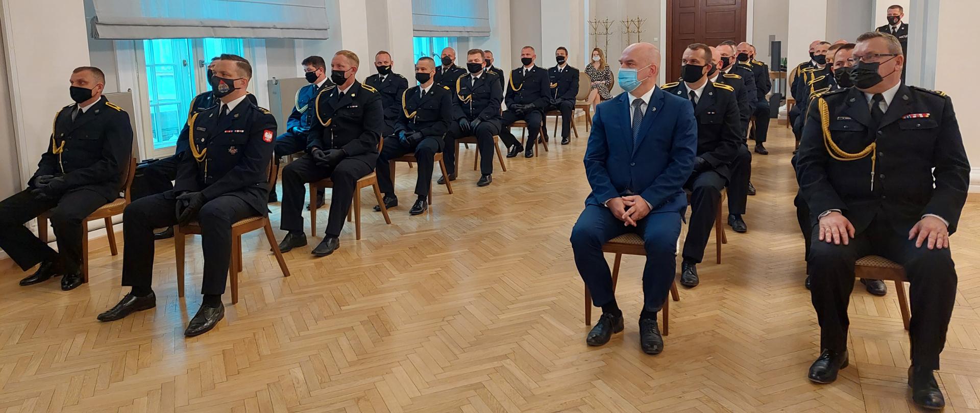 Funkcjonariusze podczas wręczania medali