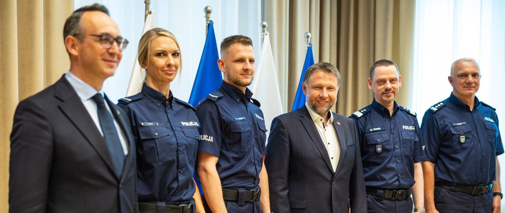 Spotkanie ministra Marcina Kierwińskiego z policjantami w gabinecie. 