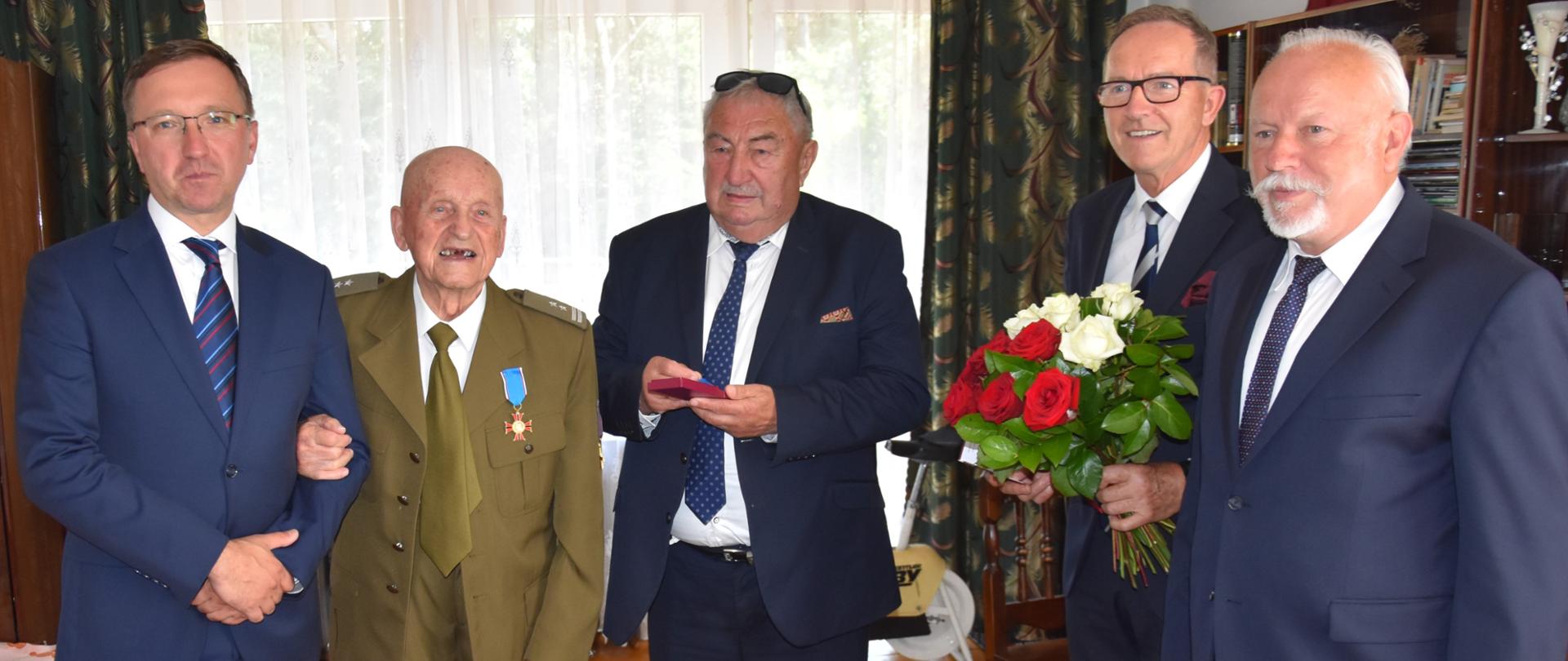 Medal Stulecia Odzyskanej Niepodległości na 101. urodziny dla podpułkownika Leona Barszcza 