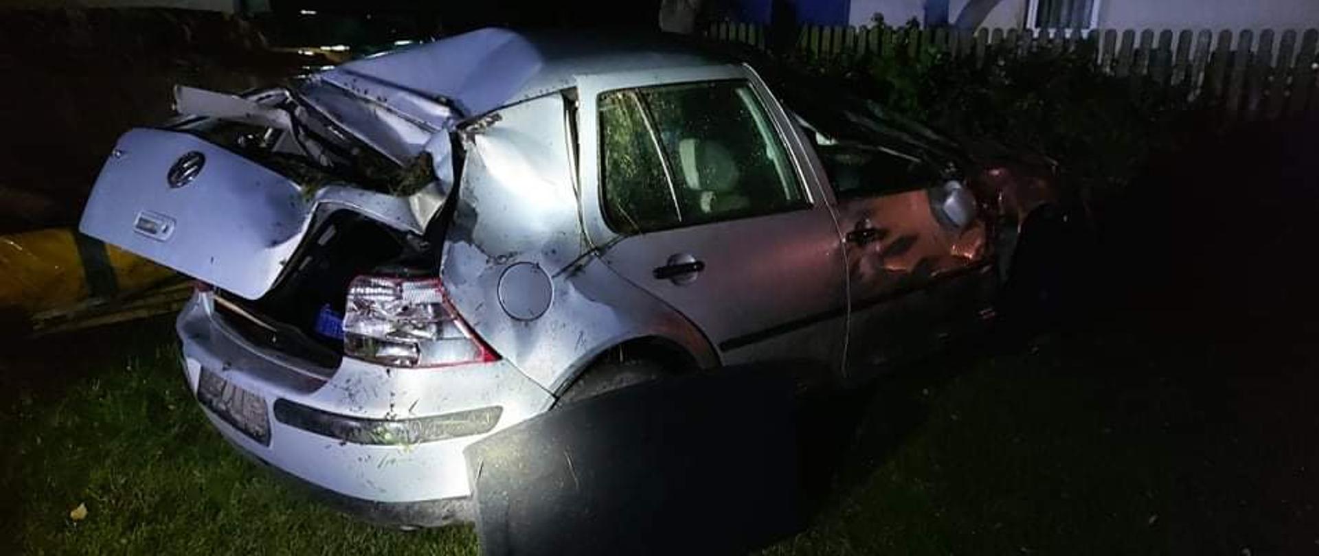 Zdjęcie przedstawia samochód osobowy.