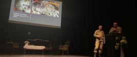 Strażacy na scenie a na ekranie slajd