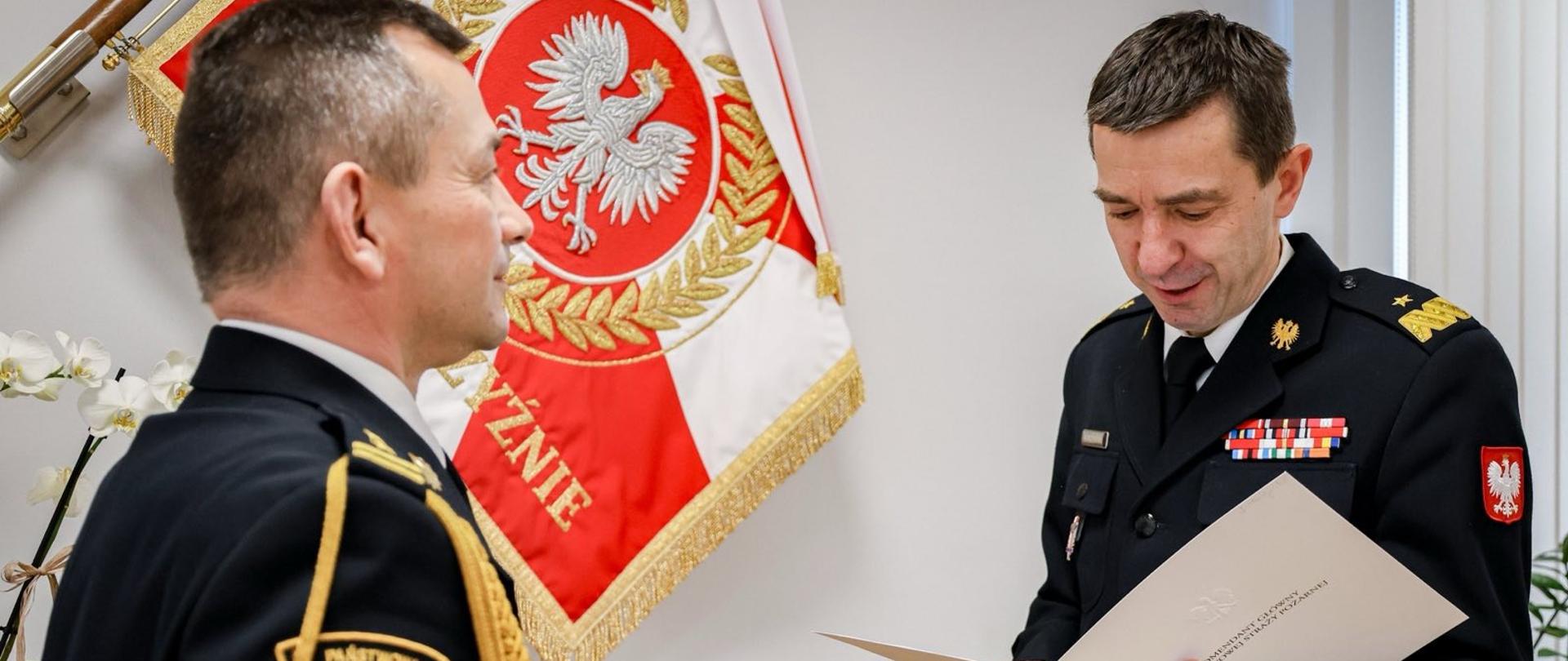 Komendant Główny PSP odczytuje decyzję personalną powierzenia obowiązków st. bryg. Jackowi Strużyńskiemu