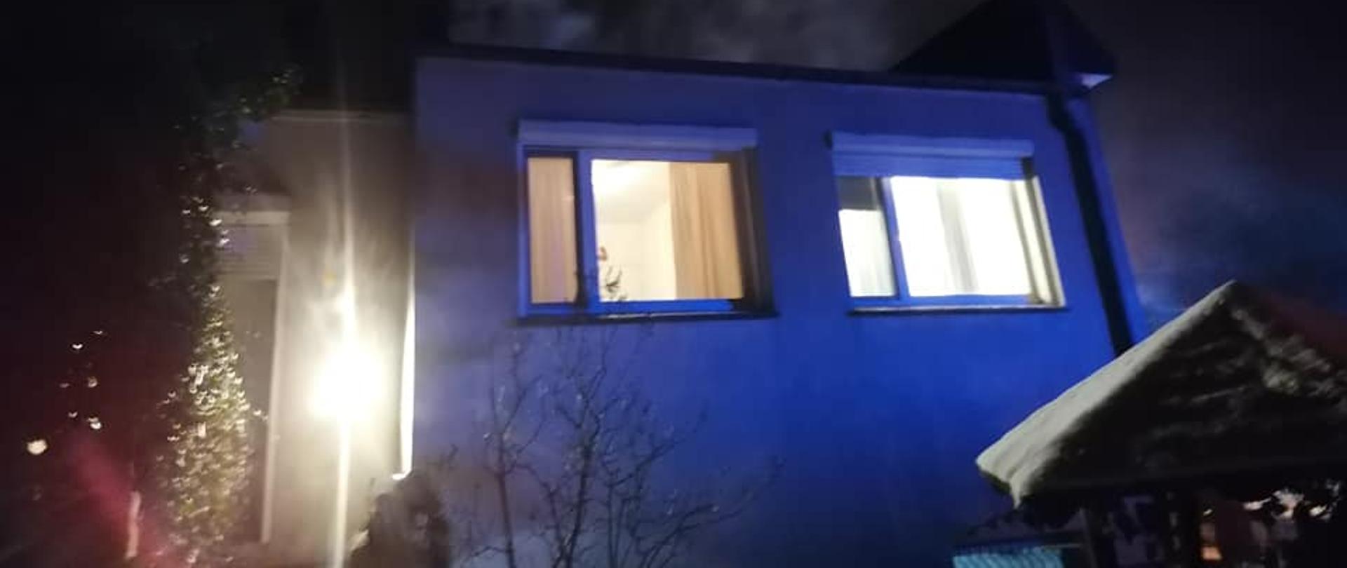 Dom podczas pożaru sadzy w kominie