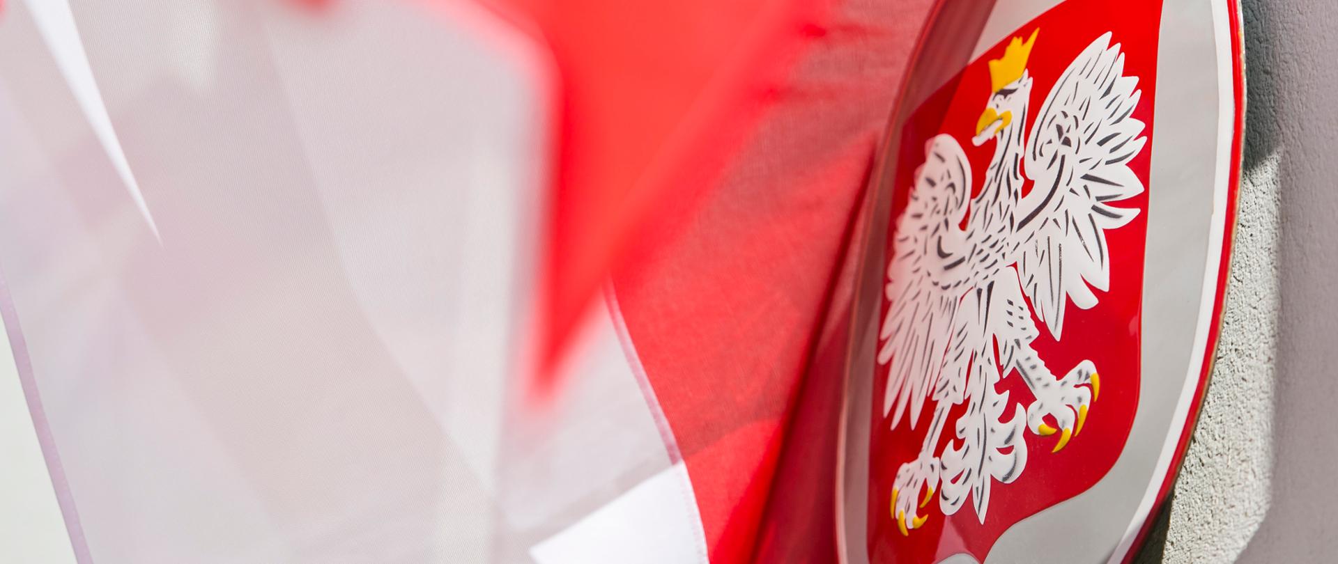 Biało-czerwona flaga i godło Polski