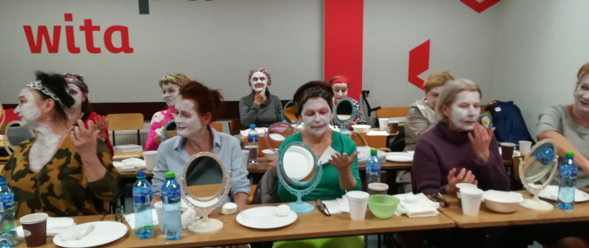 Grupa uczestników wydarzenia podczas samodzielnego malowania się