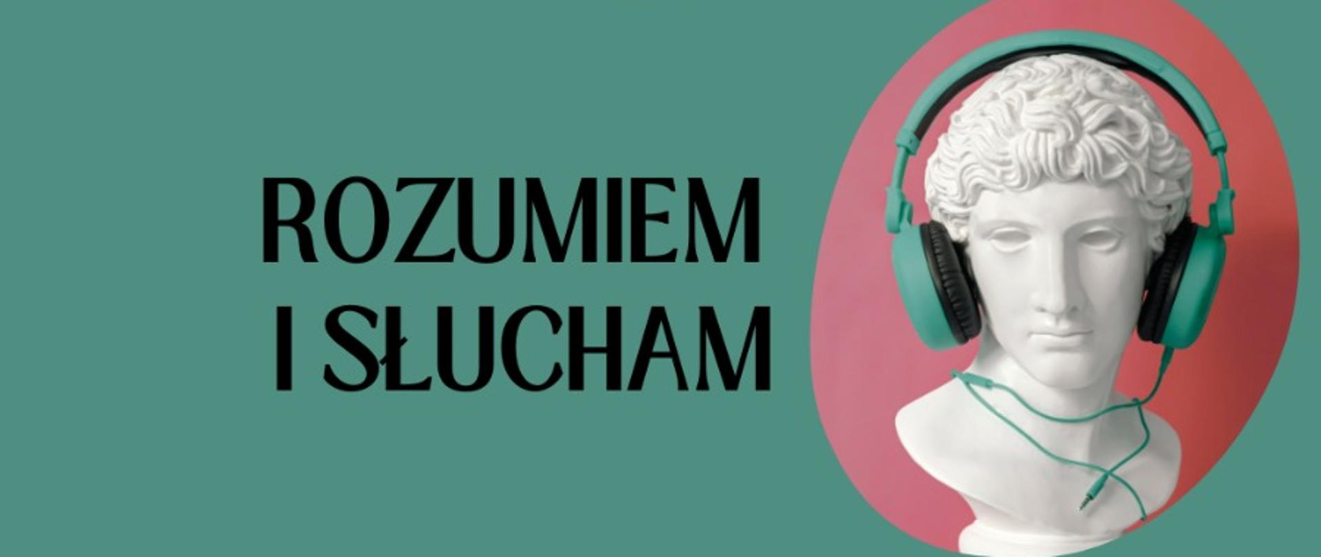 Na zielonym tle w górnym lewym rogu znajduje się logo PSM Zabrze. Na prawo od logo, a także w lewym dolnym rogu widnieją trzy popiersia w słuchawkach na różowym, czerwonym i niebieskim tle. Na środku czarnym kolorem zapisano informacje o wydarzeniu