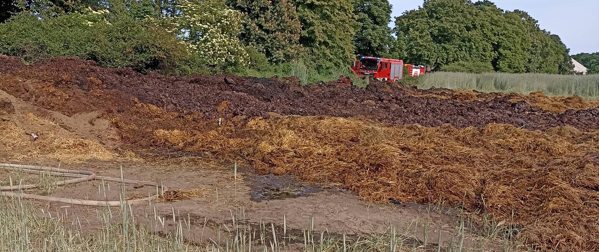Słoma paląca się w wielu miejscach