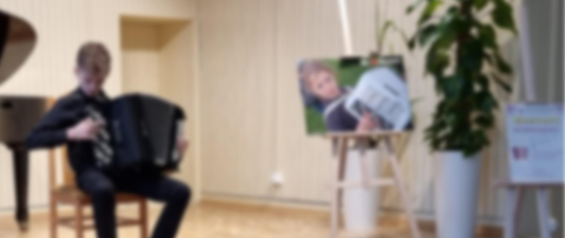 Akordeonista na scenie szkoły muzycznej w Przeworsku.