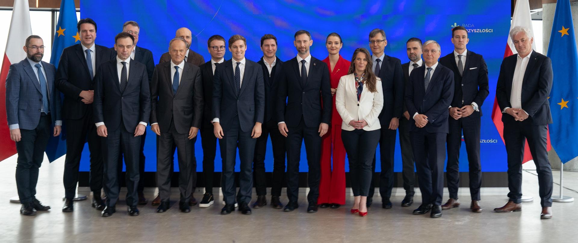 Uczestnicy spotkania na tle ścianki Rada Przyszłości.