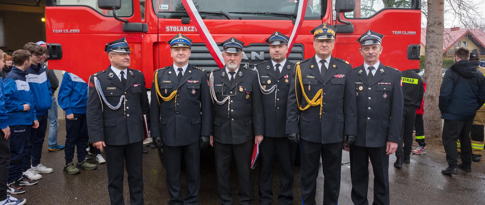 na zdjęciu strażacy przed przekazanym samochodem pożarniczym