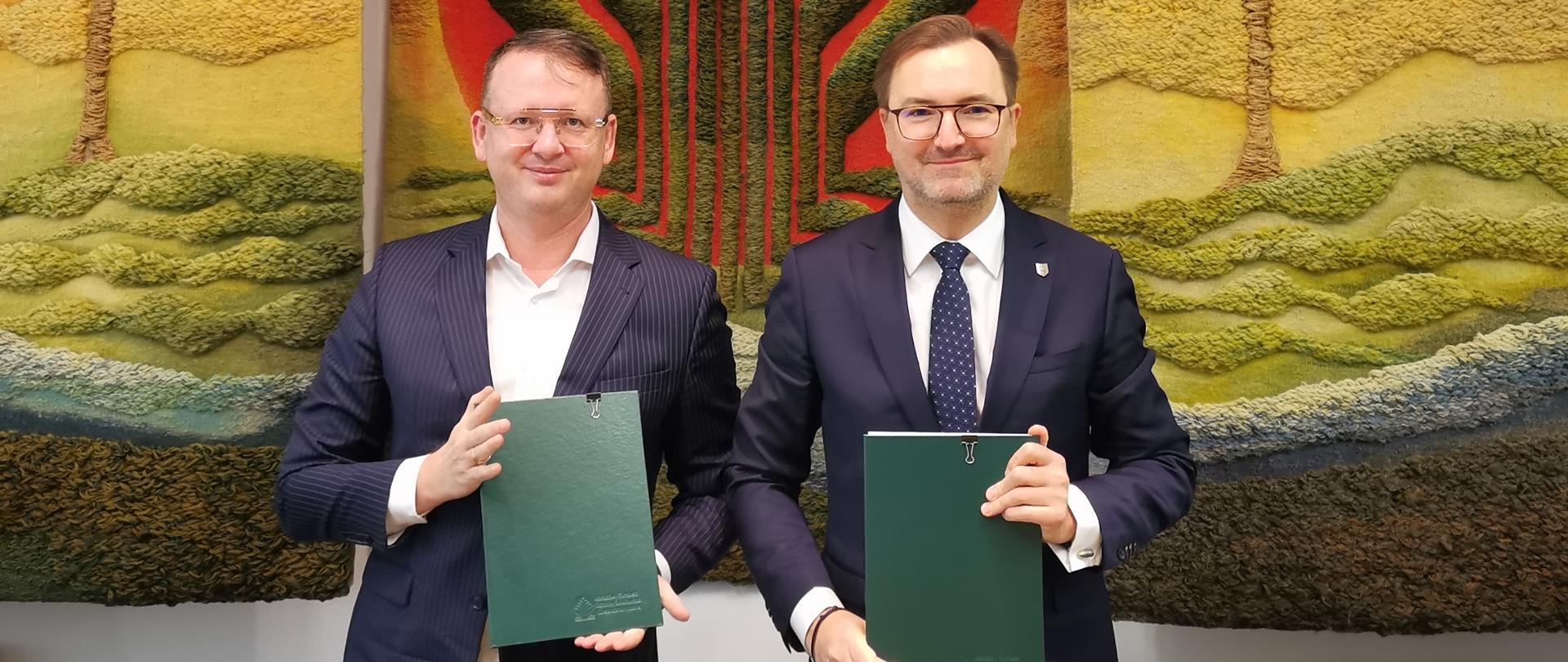 Pan Sławomir Mazurek, wiceprezes NFOŚiGW podpisuje umowę z Panem Tomaszem Dąbrowskim, dyrektorem Instytutu Technologii Eksploatacji Sieci Badawczej Łukasiewicz, dotyczącą dofinansowania 240 tysięcy zł na szkolenia strażaków z zakresu zasad likwidacji chemicznych zagrożeń dla środowiska.