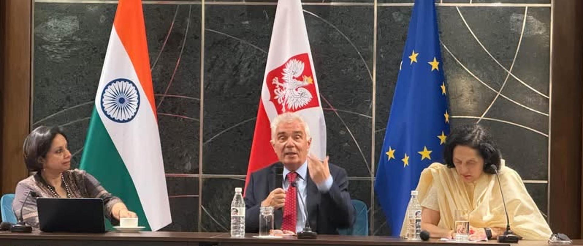 Uczestnicy 6. edycji „Shantipath Debates” biorą udział w dyskusji panelowej. Zgodnie z opisem wydarzenia przy stole siedzą Suhasini Haidar, dr Piotr Antoni Świtalski oraz ambasador Ruchira Kamboj; dr Świtalski przemawia i gestykuluje, a w tle widoczne są flagi Indii, Polski i Unii Europejskiej.