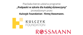 Grafika kolorowa. Baner z napisem o treści "Placówka bierze udział w programie „Podpaski w szkole dla każdej dziewczyny” prowadzonym przez Kulczyk Foundation i firmę Rossmann. U dołu loga obu firm.