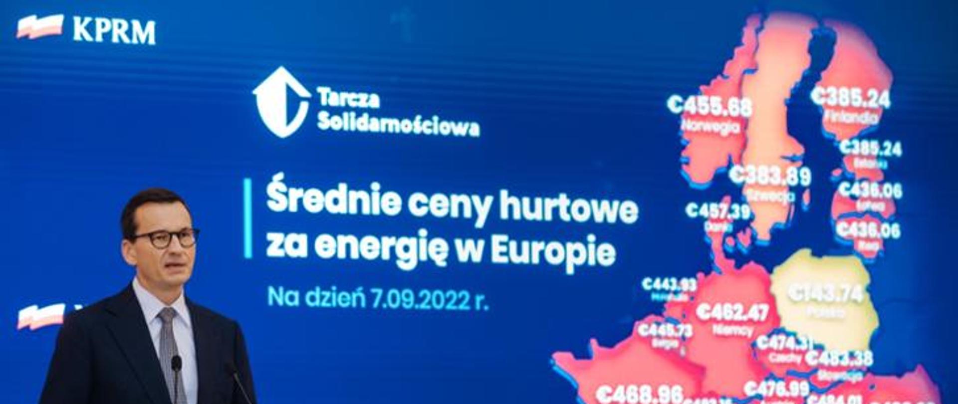 Jeden mężczyzna stojący przy mównicy i wypowiadający się