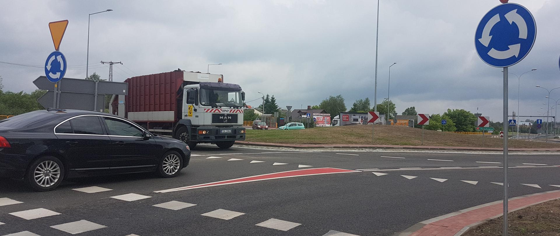 Zdjęcie poglądowe - rondo, dwa samochody- ciężarowy i osobowy, przejście dla pieszych przy rondzie, znaki ustąp pierwszeństwa przejazdu i ruch okrężny przy wjeździe na rondo