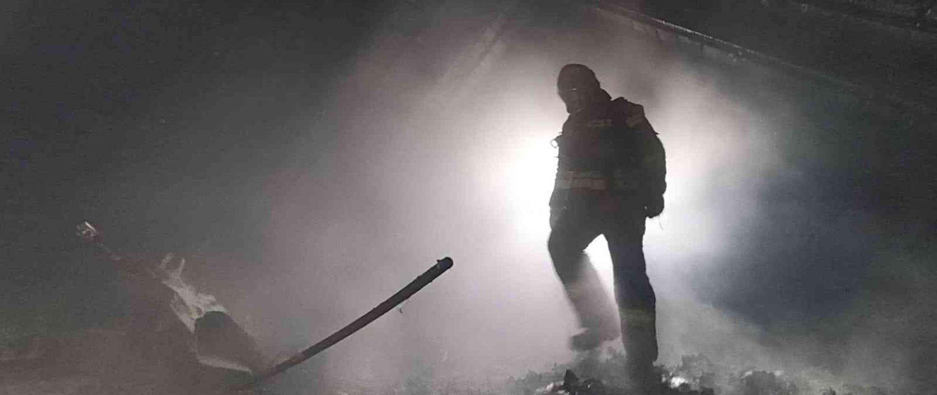 Strażak stojący na zgliszczach