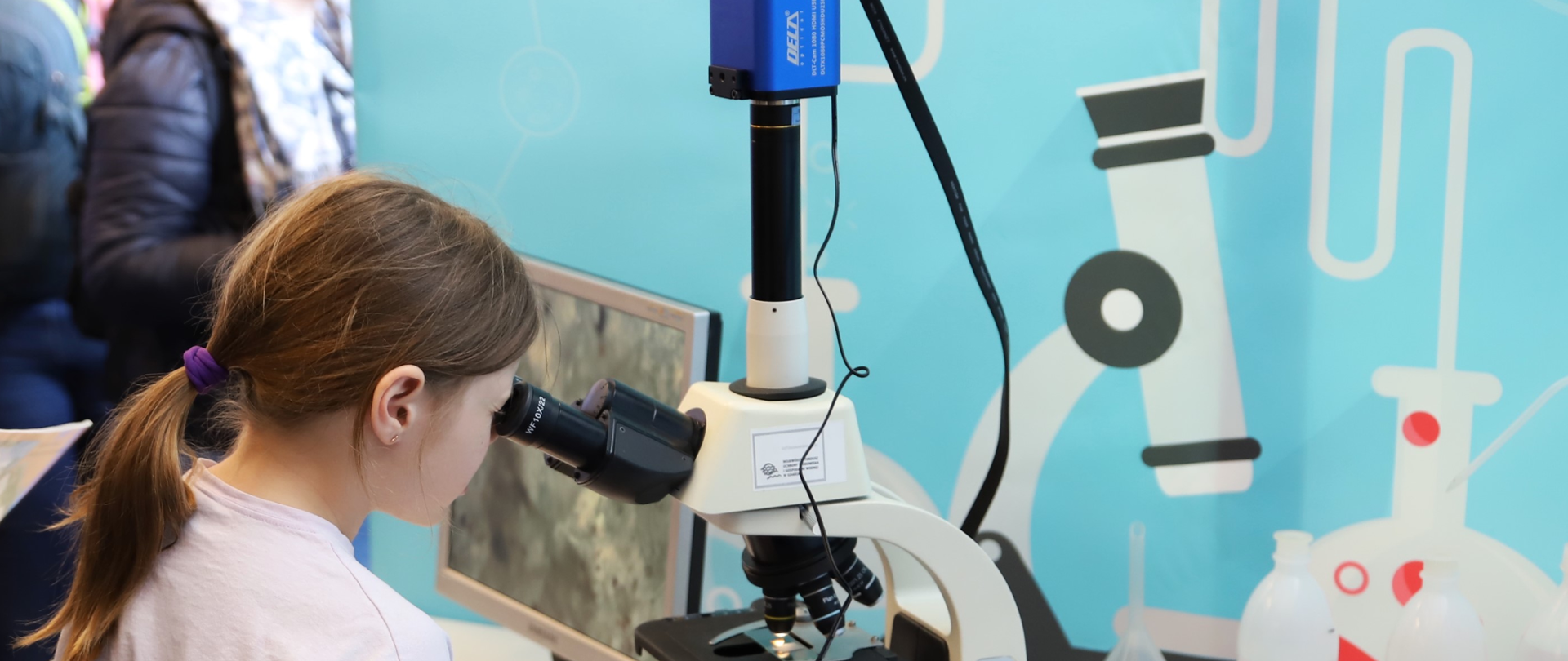 Dziewczyna korzystająca z mikroskopu