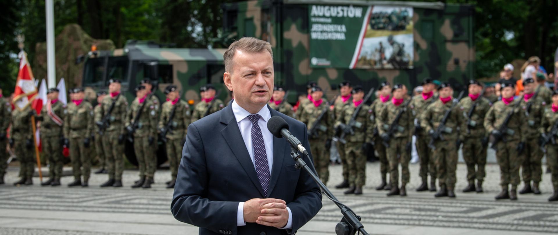 Wizyta szefa MON w Augustowie. Szef MON spotkał się z żołnierzami Wojska Polskiego. 