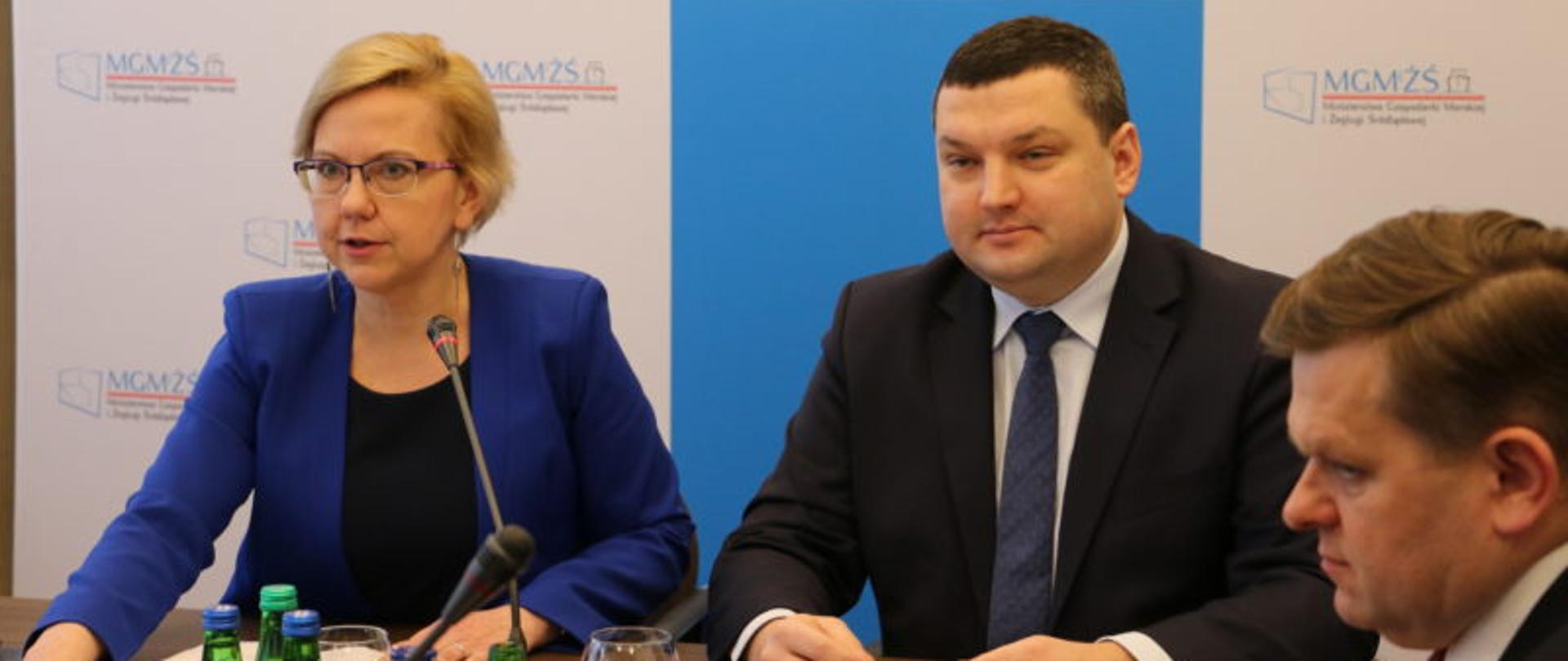 Wiceminister Anna Moskwa i dyrektor Departamentu Współpracy Międzynarodowej Michał Wójcik