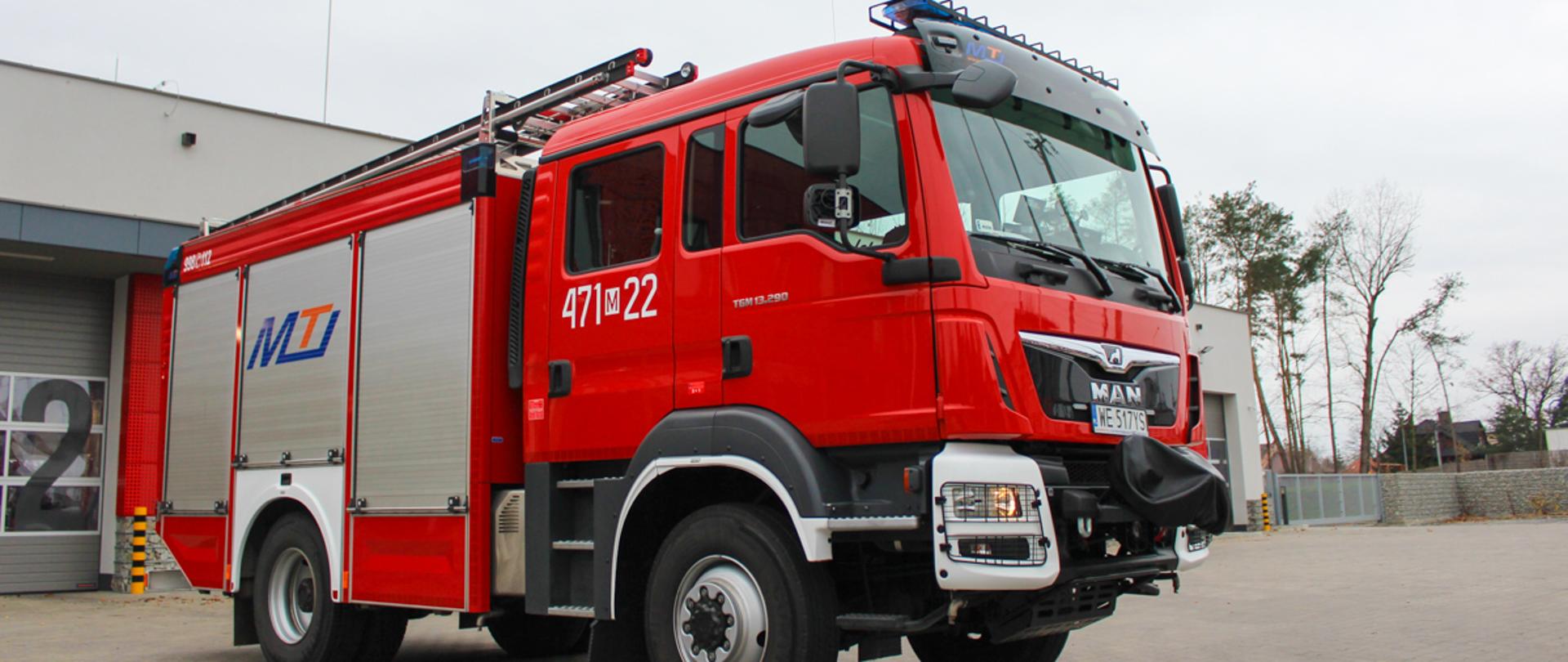 GBA 2.9/29.7/4,7 MAN. Zdjęcie wozu bojowego kolor czerwony numer operacyjny na boku 471M22. Widok prawy przód. 