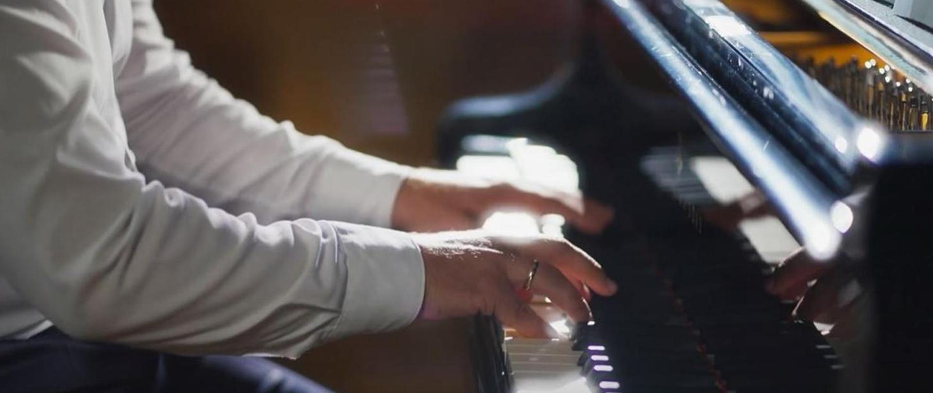 W specjalnym spocie sekretarz stanu Szymon Szynkowski vel Sęk wykonuje na fortepianie walc Des-dur op.64 nr 1 i opowiada o związkach muzyki wielkiego polskiego kompozytora z dyplomacją oraz zachęca do oglądania/śledzenia etapu finałowego Konkursu.