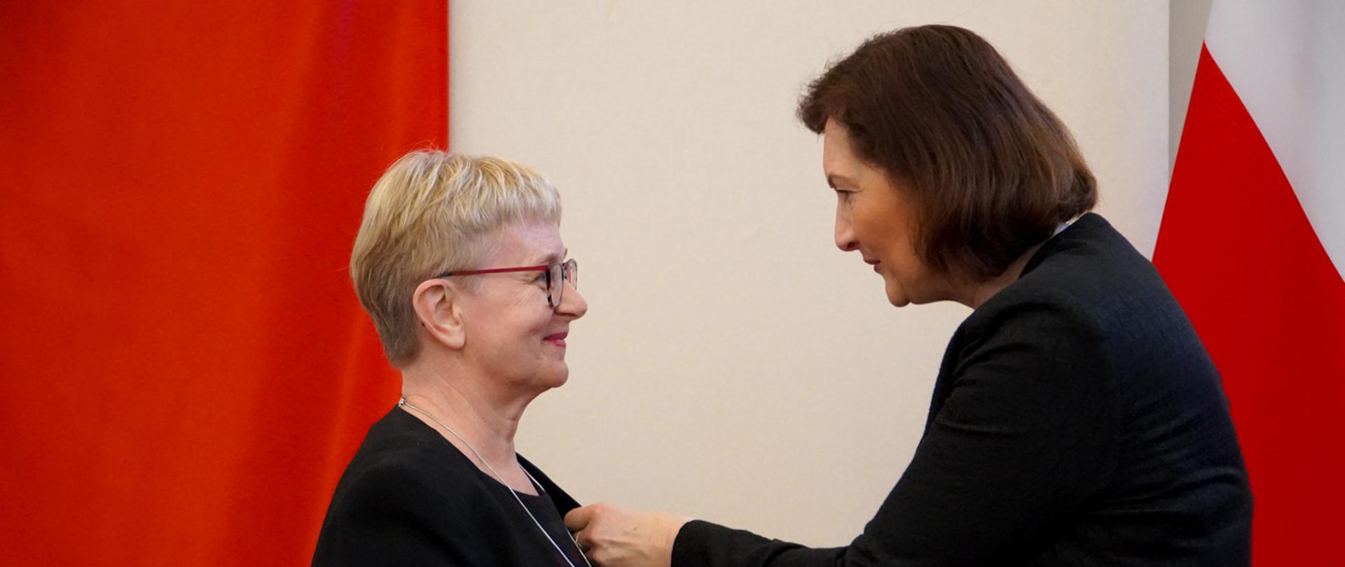 Wręczenie medalu Podkarpackiemu Wojewódzkiemu Inspektorowi Ochrony Środowiska – gratulacje Wojewody Podkarpackiego (fot. PUW)