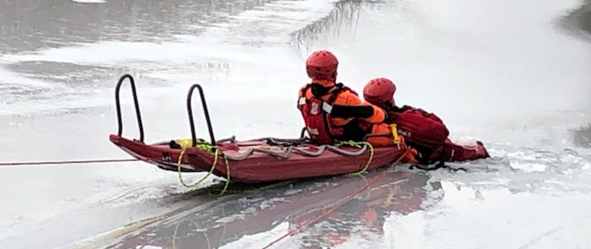 Ewakuacja osoby poszkodowanej za pomocą sań lodowych