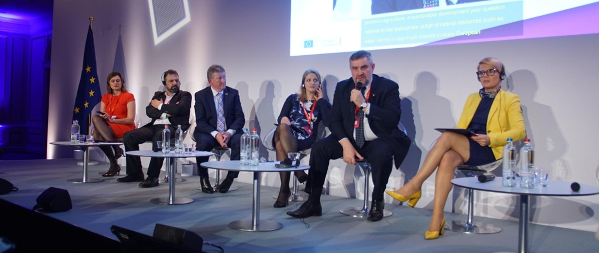 Minister J. K. Ardanowski uczestniczy w dyskusji