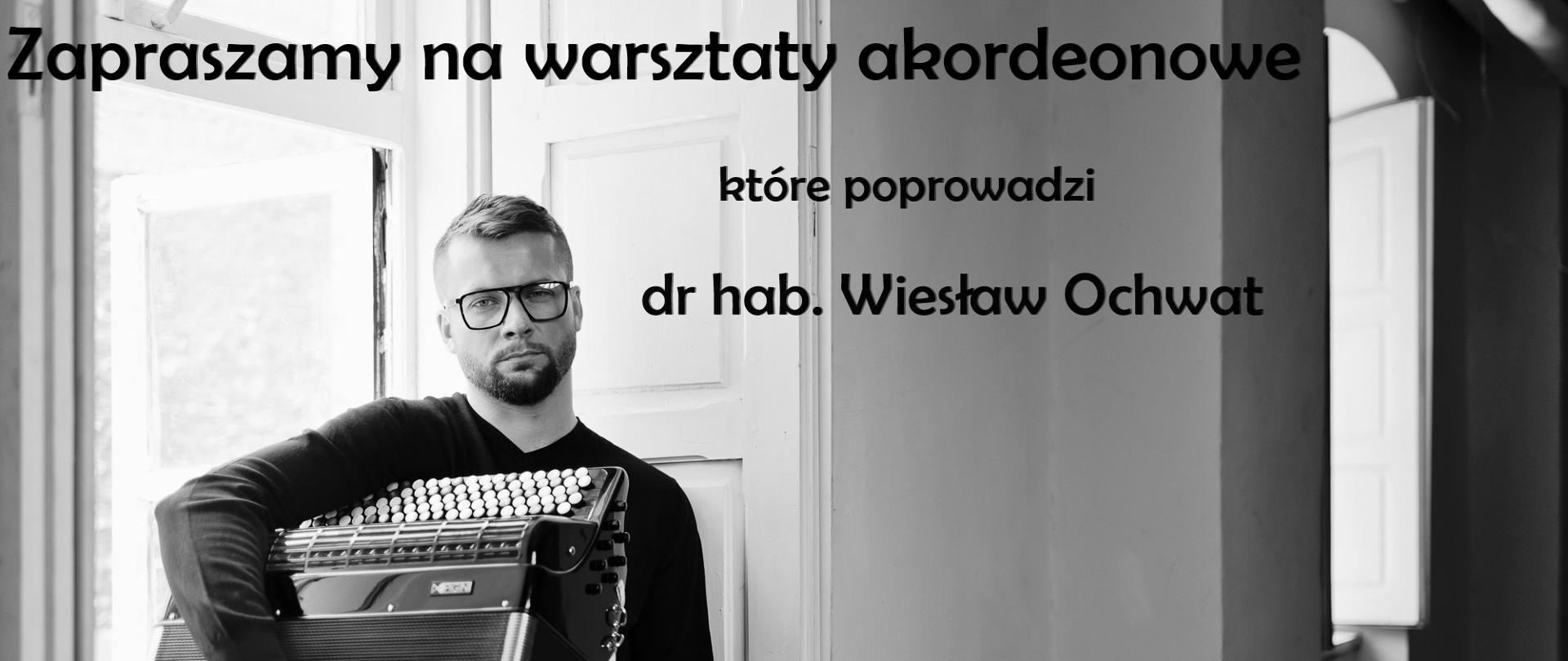 Plakat zawiera czarno białe tło, które jest fotografią prowadzącego warsztaty. W lewym, dolnym rogu znajduje się logo szkoły. W centralnej części plakatu, na górze znajduje się informacja tematyki warsztatów oraz dane prowadzącego. Na dole, w centrum znajdują się informacje o dacie, miejscu i godzinie wydarzenia. Informacje zapisane są czcionką w kolorze czarnym