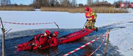 Na zdjęciu strażacy nad siedleckim Zalewem ćwiczący na wypadek ratowania osób tonących po załamaniu się tafli lodowej.