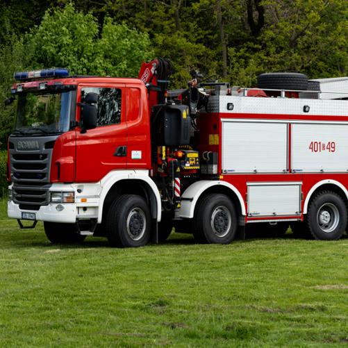 Ciężki, czteroosiowy samochód ratownictwa technicznego Scania G480 typu Mega-City. Czerwone nadwozie z numerem „401[D]49” wyposażone jest w hydrauliczny dźwig żurawiowy za kabiną.