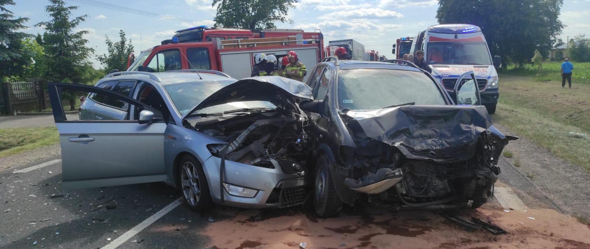 Dwa rozbite auta, ford mondeo oraz opel zafira