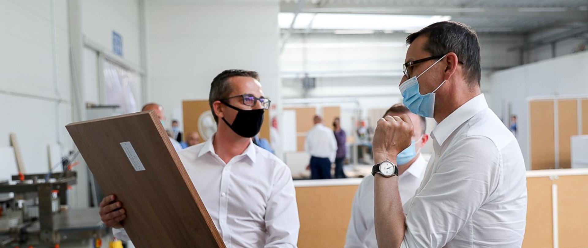 Premier patrzy na deskę.