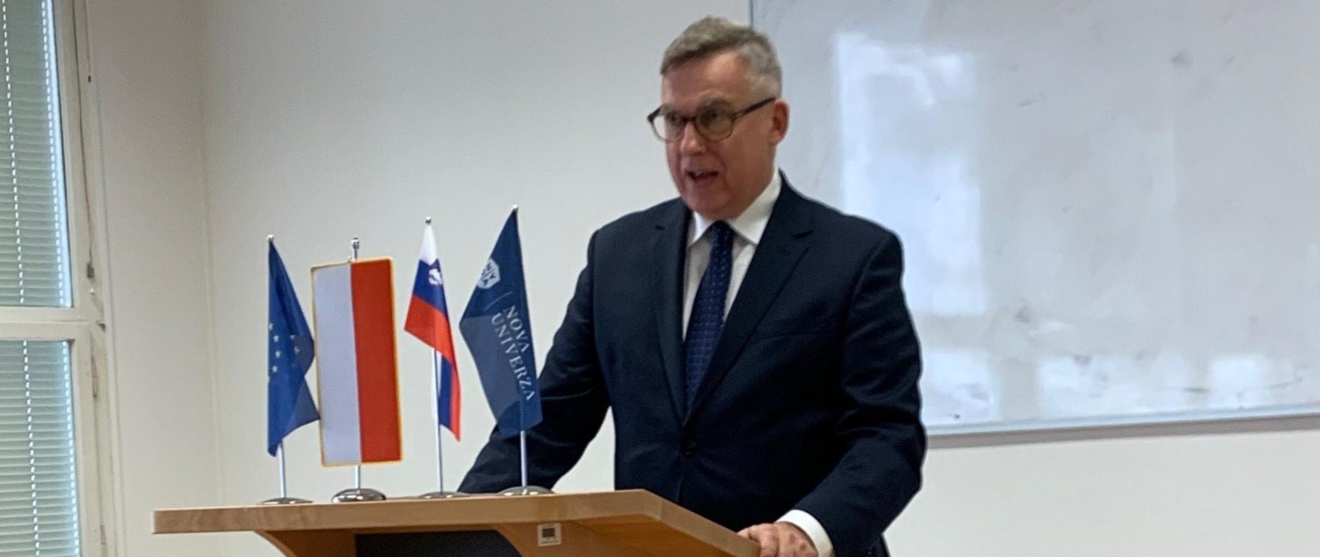 Veleposlanik Krzysztof Olendzki kot gostujoči predavatelj na univerzah na temo geopolitične lege Poljske ter njene zgodovine v kontekstu ruske invazije na Ukrajino