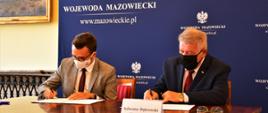 Wicewojewoda Sylwester Dąbrowski podpisał umowę na przyznanie środków na realizację zadań w ramach Funduszu Solidarnościowego z Burmistrzem Karczewa Michałem Rudzkim