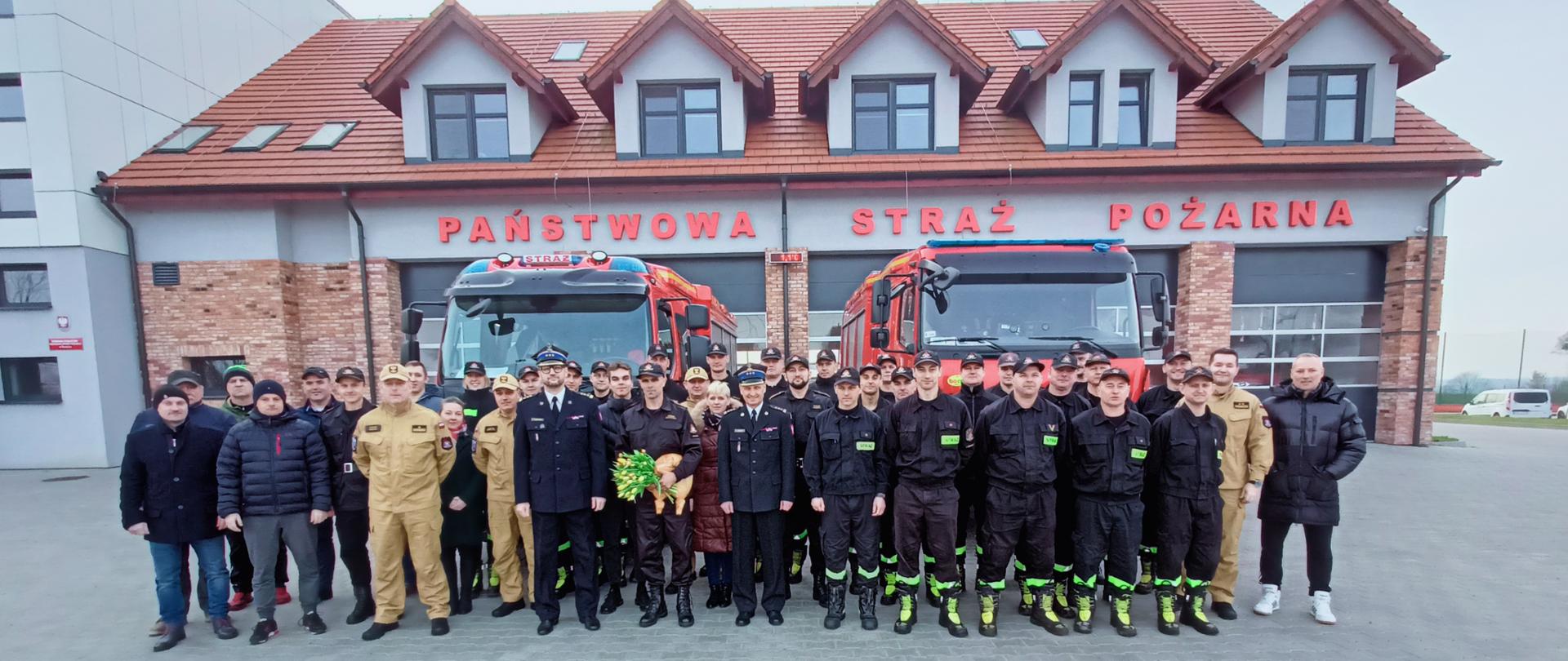 Na zdjęciu funkcjonariusze, pracownicy cywilni oraz emeryci z Komendy Powiatowej Państwowej Straży Pożarnej w Świeciu podczas pożegnania aspiranta Dariusza Sadowczyka