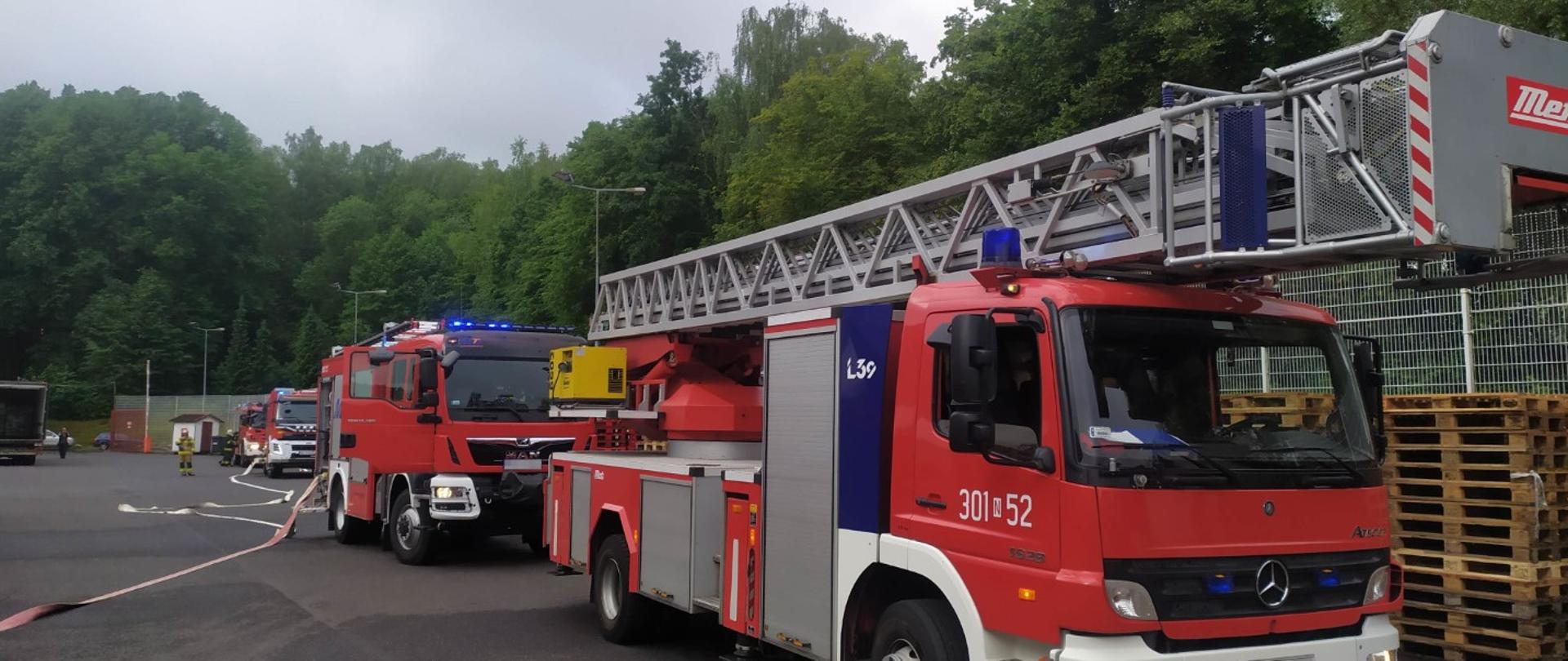 Zdjęcie przedstawia samochody ratowniczo - gaśnicze KM PSP w Olsztynie w trakcie ćwiczeń w Hipermarkecie Auchan