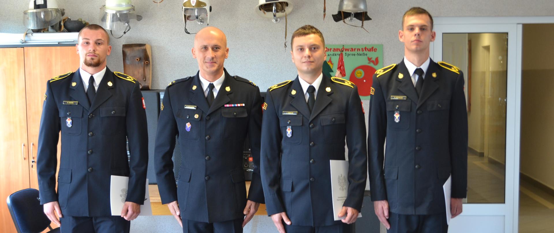 Na zdjęciu widoczny jest Komendant Powiatowy PSP oraz strażacy przyjęci do służby.