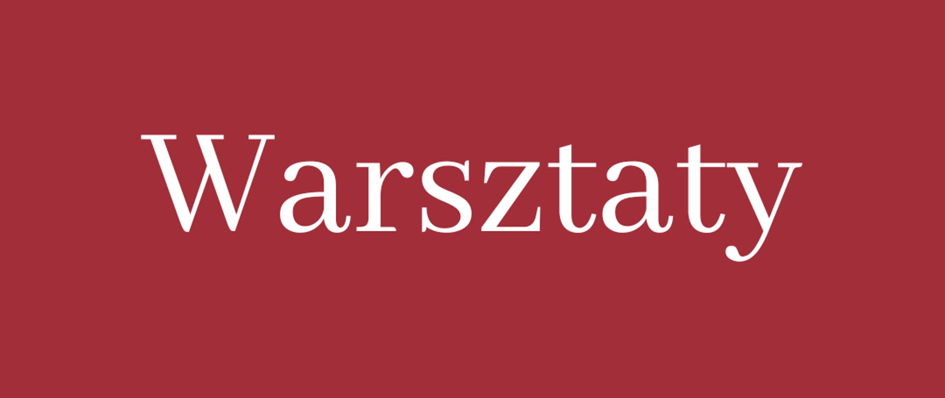 Zdjęcie przedstawia napis Warsztaty umieszczony centralnie na amarantowym tle