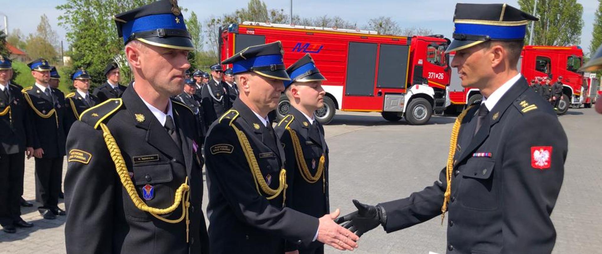 Zdjęcie przedstawia wręczenie awansów przez Zastępcę Lubuskiego Komendanta Wojewódzkiego PSP bryg. Macieja Iwko nowym aspirantom z JRG Międzyrzecz