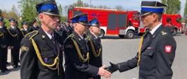 Zdjęcie przedstawia wręczenie awansów przez Zastępcę Lubuskiego Komendanta Wojewódzkiego PSP bryg. Macieja Iwko nowym aspirantom z JRG Międzyrzecz