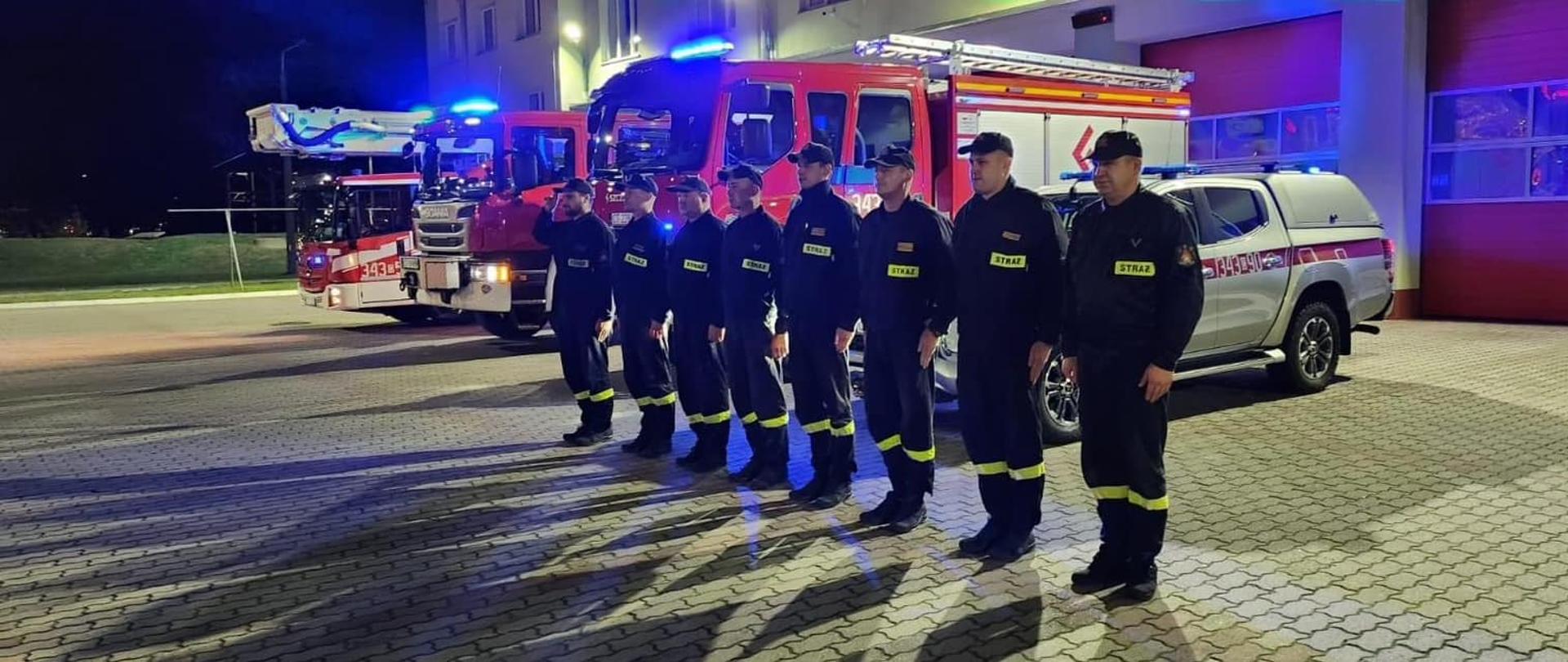 Strażacy oddający hołd koledze zmarłemu na służbie 