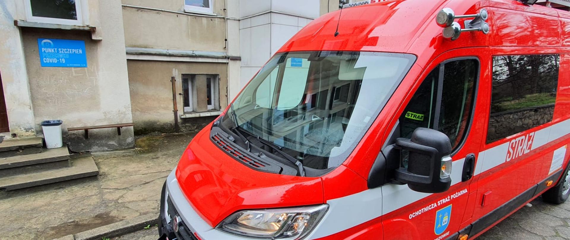 Na zdjęciu samochód pożarniczy na tle budynku ośrodka zdrowia