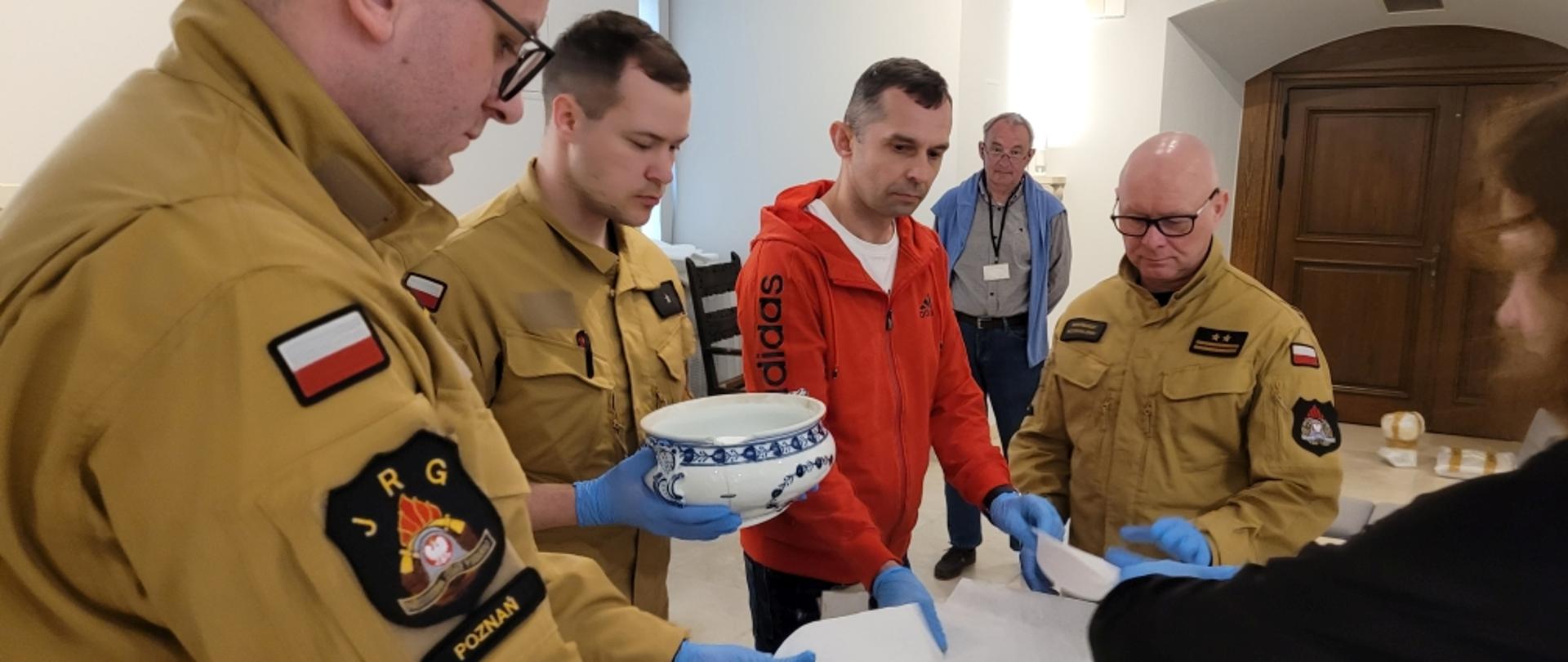Strażacy przygotowują stanowisko do zapakowania eksponatu muzealnego