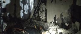 Zdjęcie przedstawia wypalone wnętrze pomieszczenia